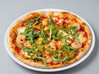 Pizza cu creveti și rucola