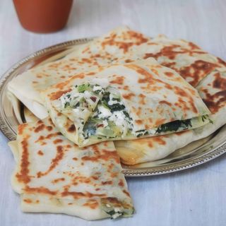 GOZLEME - placintă pe plita cu diverse umpluturi.