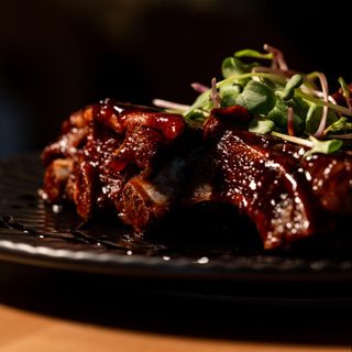 Coaste de porc glazurate cu bourbon