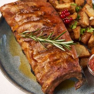 COASTE DE PORC LA CUPTOR CU CARTOFI