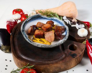 Carne la garnita cu mamaliga coapta