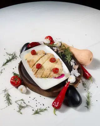 Snitel de pui in crusta de panko si parmezan cu sos cheddar
