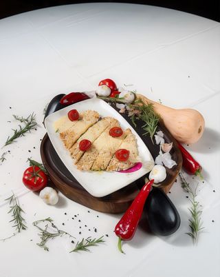 Snitel de pui in crusta de panko si parmezan cu sos cheddar