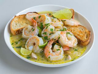 Creveți în sos de lămâie verde