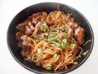 Noodles de orez cu legume si vita