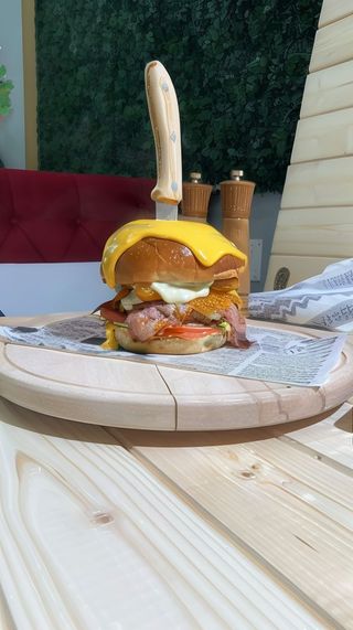 The Chesse Tower Burger + Cartofi Prajiti