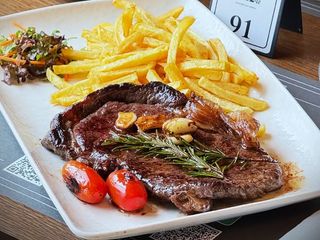 Antricot de vita angus cu garnitura de cartofi prajiti