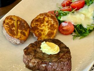 Muschi de vita cu cartofi copti si salata rucola, rosii cherry si parmezan