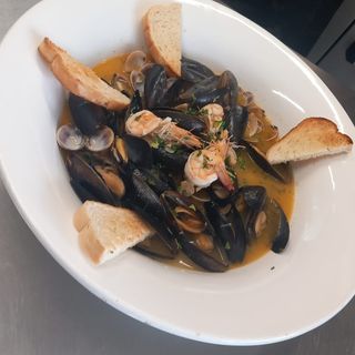 Sote de midii, vongole si creveti in sos propriu