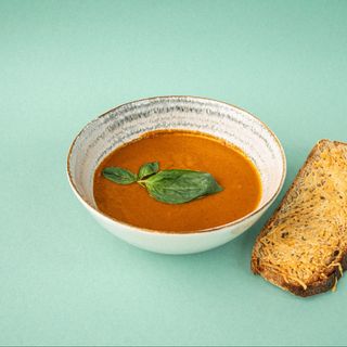 Supă cremă de roșii cu busuioc