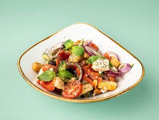 Salată grecească cu tofu