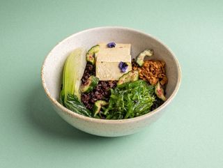 Poke bowl cu tofu, wakame, ulei susan