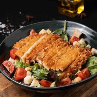 Salată cu Pui Crocant