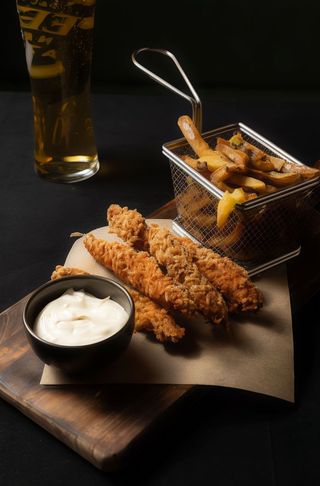 Fâșii de pui cu funky chips si sos de usturoi