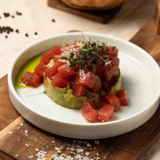 Tartar de ton cu cremă de avocado