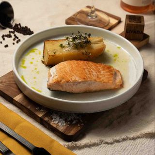 Somon poșat cu sos lemon butter