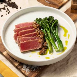 Steak de ton cu baby brocoli și sos de nuci