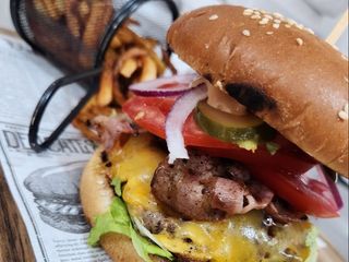 Burger de vita cu cartofi prajiti si sosul casei