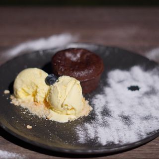 Lava cake cu inghetata de vanilie