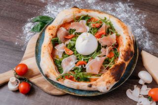 Pizza Crudo e Burrata