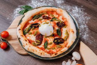 Pizza Caprese con Burrata