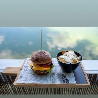 Egg Burger cu cartofi prajiti