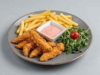 Pui crispy cu sos rosa si cartofi prăjiți