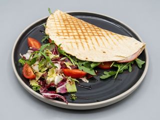 Piadina cu șuncă si mozzarela