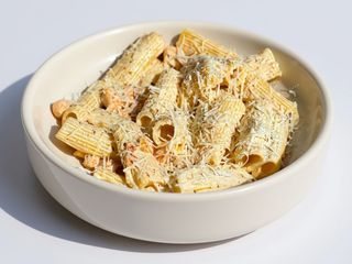 Rigatoni cu pui si porumb