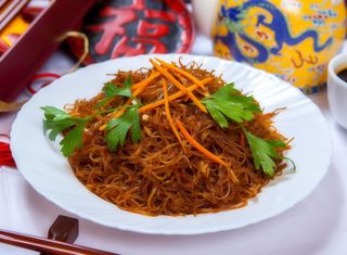 44. Tăiței de orez prăjiți cu fructe de mare și legume