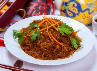 41. Tăiței de orez prăjiți cu pui și legume