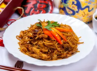 37. Spaghete prăjite cu porc și legume