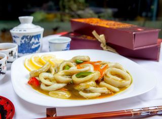 119. Calamar cu sos Curry și legume