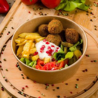 Falafel in farfurie