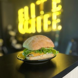 Sandwich cu snitel de pui