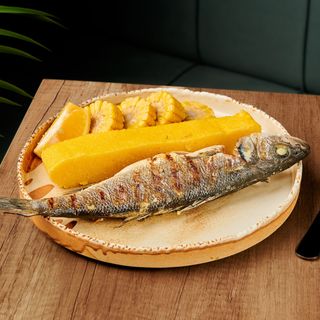 Biban de mare la gătar cu mamaliga coapta si porumb 