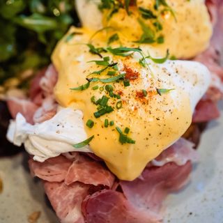 Ouă benedict cu prosciutto cotto