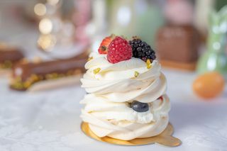 Pavlova cu fructe de pădure