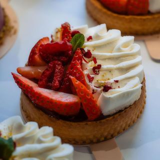 Tarta cu ganache de capsuni si zmeura