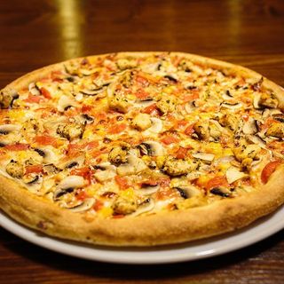 Pizza Pui Ø30cm + 1 sos din partea casei