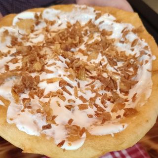 Langoș cu smântână și ceapă prăjită granulată