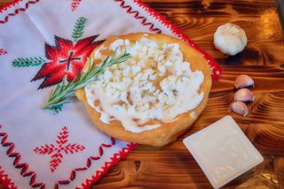 Langoș cu brânză și smântână