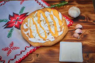 Langoș cu branza și sos cheddar