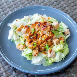 Salată Caesar cu pui