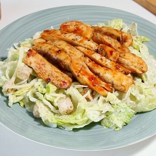 Salată Caesar cu pui