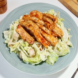 Salată Caesar cu pui