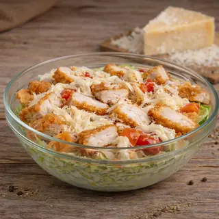 Salata cu snitel si sos caesar