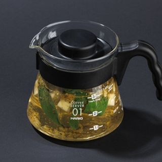 Infuzie de mușețel, salvie, tei