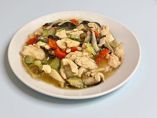 Pui cu ciuperci chinezesti si bambus