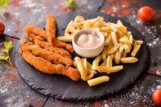 Gujoane în Fulgi de Porumb cu Cartofi Prăjiți